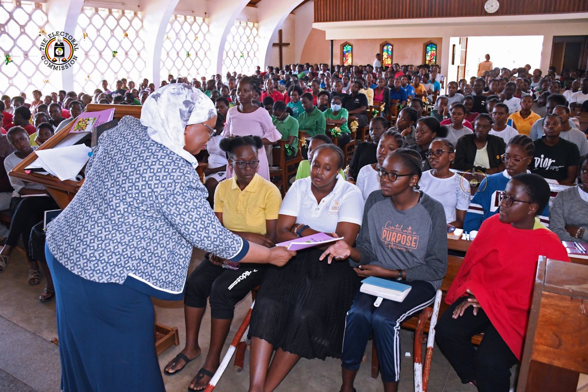 EC Deputy Chairperson, Hajjat Aisha Lubega engaged with students of @gayazahigh about their rights & mandate in the electoral processes. She shared insights from #ECRoadMap2026 & tasked them to fully participate & exercise #civicduty. #VoterEducation #IamAVotizen #ExploreEC
