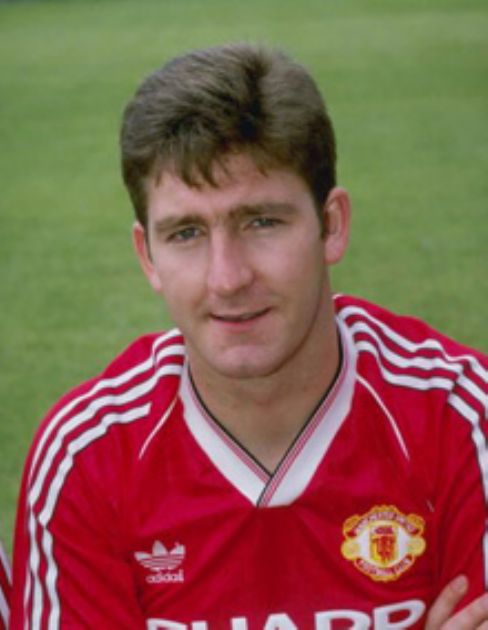 🇾🇪 Norman Whiteside born on this day in 1965 ,one of our real favourites , a bit ironic that it's this mans birthday today after last nights gutless performance The players of today are the exact opposite of this man ,guts ,determination ,quality ,desire @NormanWhiteside 🇾🇪