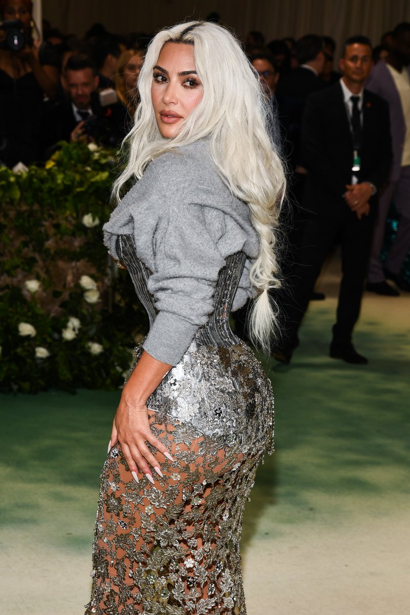 📸 +75 | Kim Kardashian attending the MET Gala kardashianworld.net/gallery/thumbn…