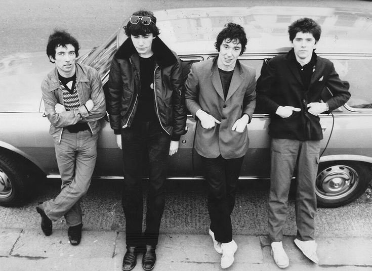 A big Happy Birthday to Steve Diggle,  singer, songwriter and guitarist with the mighty Buzzcocks, born #OnThisDay in 1955, and still gigging today. 

📷 Second right with Buzzcocks in 1977 (photographer N/K).

#Punk #NewWave @NewWaveAndPunk @flyingmonkphoto