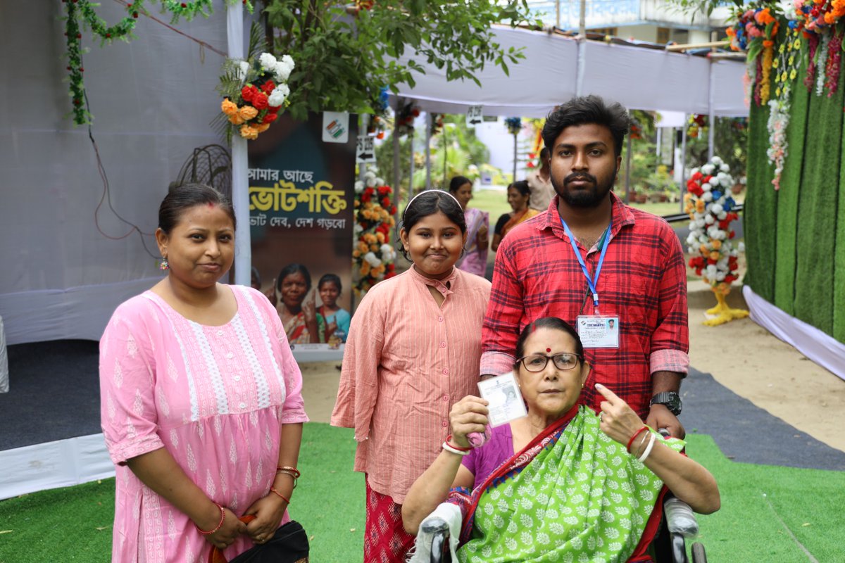 Democracy is a celebration of collective faith in humanity!
Family members joined in this festive celebration of the power of each vote at the model polling station of Madhaban Nagar Badlmani High School under Malda district West Bengal.
#ChunavKaParv #DeskKaGarv #Election2024
