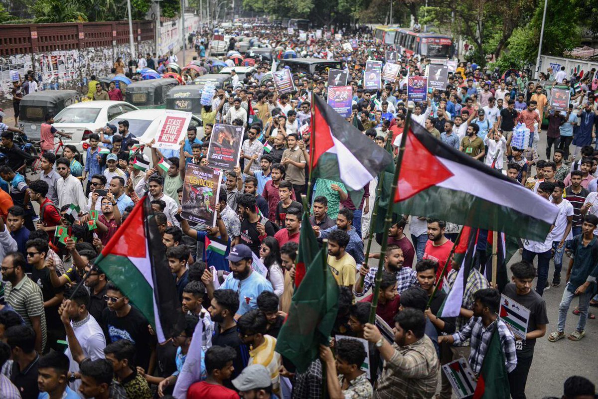 📌 Teheran, IRNA – 

⚪Mahasiswa di Bangladesh menggelar aksi unjuk rasa di kampus serta turun ke jalan pada hari Senin sebagai protes terhadap kejahatan rezim Zionis dan menuntut diakhirinya genosida di Gaza serta Mendesak negara Palestina yang merdeka

Free Free Palestine