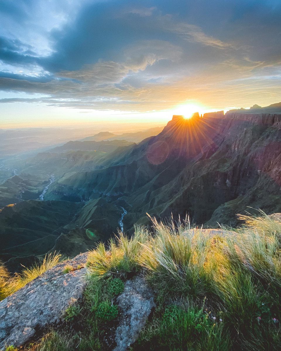 🌄 Rise and shine, adventurers. 🌟 Get ready to witness nature's greatest masterpiece from the comfort of Drakensberg mountain range, a UNESCO World Heritage Site in KwaZulu-Natal province.
