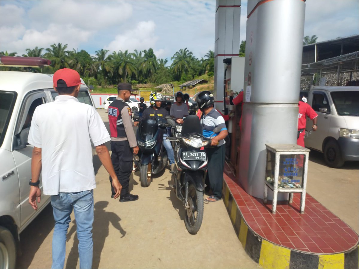 HumasKuaro's tweet photo. Antisipasi Penyalahgunaan BBM bersubsidi Personil Polsek Kuaro Laksanakan Monitoring dan Patroli dialogis di SPBU PT.HABI JAYA Kuaro.
#Poldakaltim #polripresisi #polripedulisesama #polriupayakanpemulihan #kamihumaspolri #ProgramPrioritasKapolri https://t.co/GJxcZ31KU5