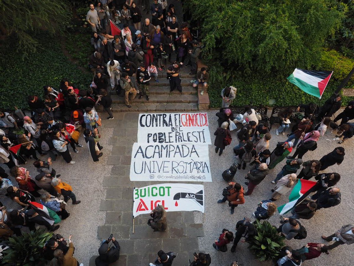 #INTERNACIONAL | Primera jornada de l'acampada a la Universitat de Barcelona, que es mantindrà com a mínim fins dimecres. És el dia en què es debatrà en claustre extraordinari si la institució trenca les relacions amb Israel directa.cat/lonada-dacampa… 📷Pedro Mata (@Fotomovimiento)