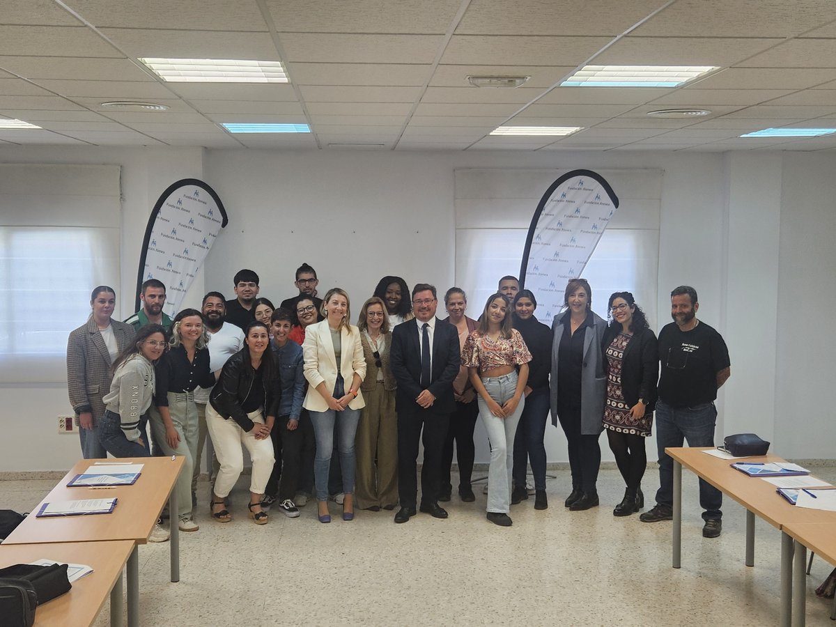 econoempleoEXT's tweet photo. El consejero @GuiSantamaria  ha visitado la Fundación Atenea, @FundacionAtenea.

✅ Ha conocido de primera mano el trabajo que realizan ayudando a mejorar la calidad de vida de las personas en situación o riesgo grave de exclusión.

👉 Santamaría ha avanzado que, este martes, se aprobará en el Consejo de Gobierno el Programa Crisol destinado a promover la inserción sociolaboral de personas en situación o riesgo de exclusión social en las localidades extremeñas de más de 20.000 habitantes.