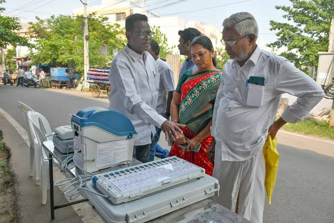 #LSPollsWithTNIE #KarnatakaElections As of 11 am, the overall voter turnout stands at 24.48%, with Uttara Kannada recording the highest turnout at 27.65%