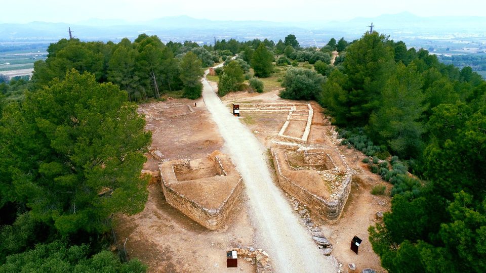 Bon dia, sabeu on som?🧐
Gràcies a la recuperació del #patrimoni podem gaudir d'aquesta joia a les #TerresDeMestral 💎😍

Foto: @TTivissa 
#PatrimoniCultural
#PatrimoniHistòric
#panoràmiques imponents
#KUM
#BCIN
#airelliure
#OutdoorPark de #mar i #muntanya
#DeLEbreALaMediterrània