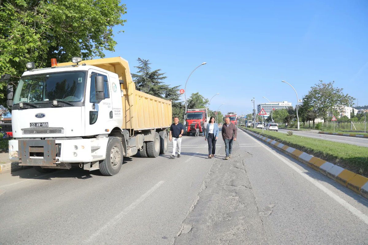 Günaydın Edirne'm Bugün Atatürk Bulvarı DSİ Kavşağı - Migros Market Kavşağı arasındaki yolumuzda başlattığımız üstyapı çalışmalarımız ile güne başlıyoruz.