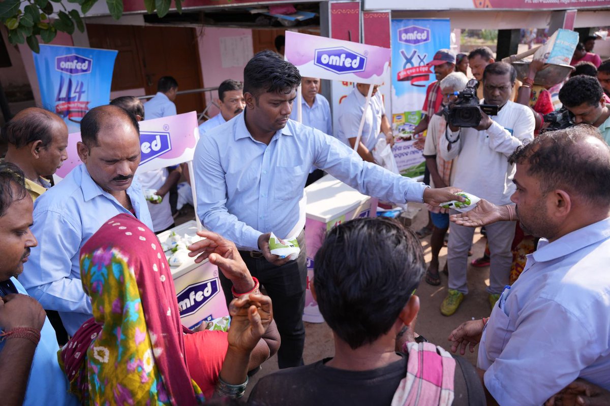 Amidst the intense heat wave, Omfed has taken the initiative to distribute buttermilk at Nayapalli and Baramunda Bus Stand today. MD ,Omfed said that this program will be expanded to other areas to help people stay cool. #BeatTheHeat #OmfedCares