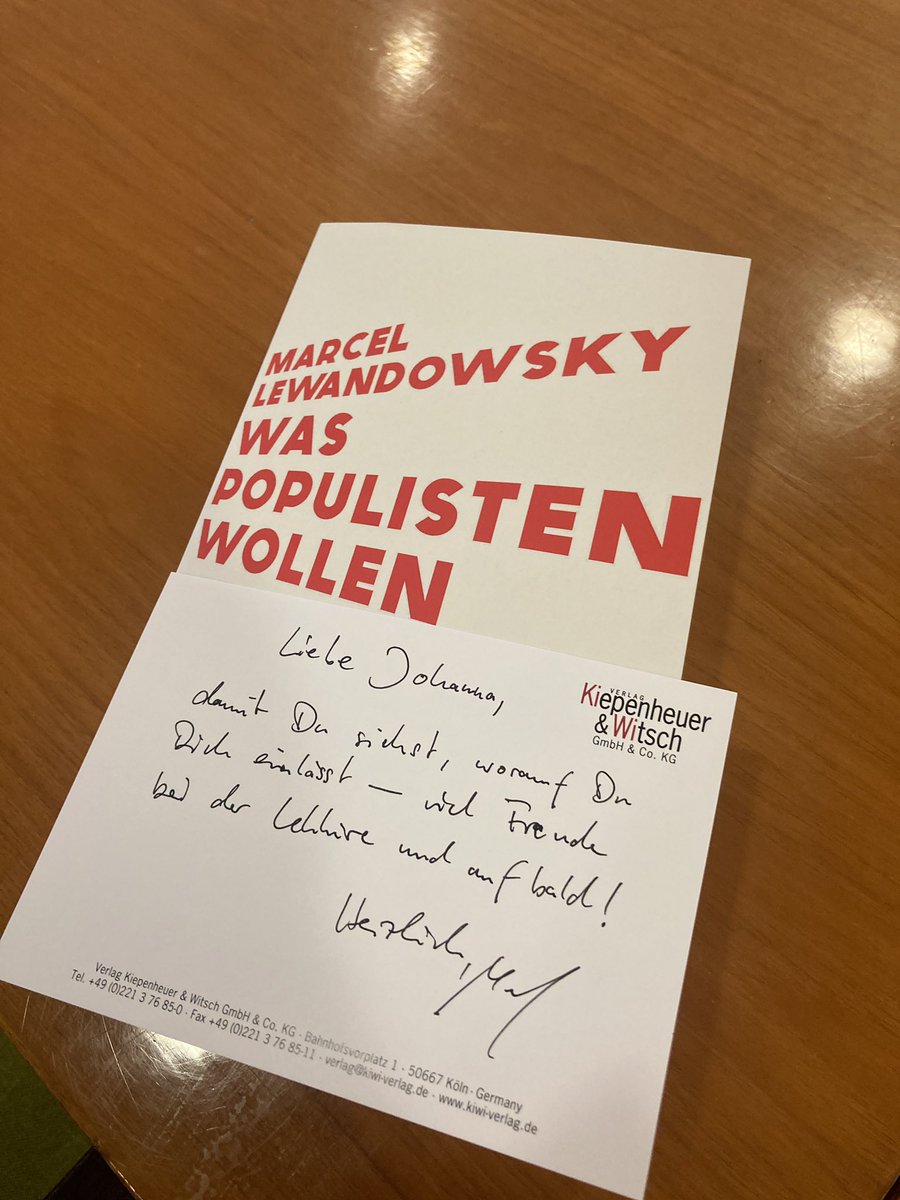 Ich ahnte, worauf ich mich einlasse, sonst hätte ich nicht vor fast genau einem Jahr mit @mlewandowsky zu Formaten telefoniert und nicht bei Erscheinen der @KiWi_Verlag Vorschau „Hier!“ gerufen! Aber dass es SO gut ist… Chapeau! Premiere @UraniaBerlin uraniaberlin.reservix.de/p/reservix/eve…