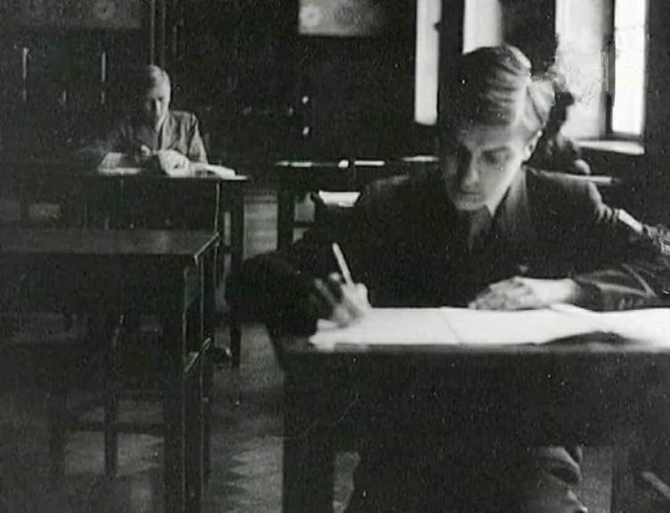 Tadeusz Zawadzki 'Zośka' podczas egzaminu maturalnego w liceum im. Stefana Batorego w Warszawie w 1939 roku.