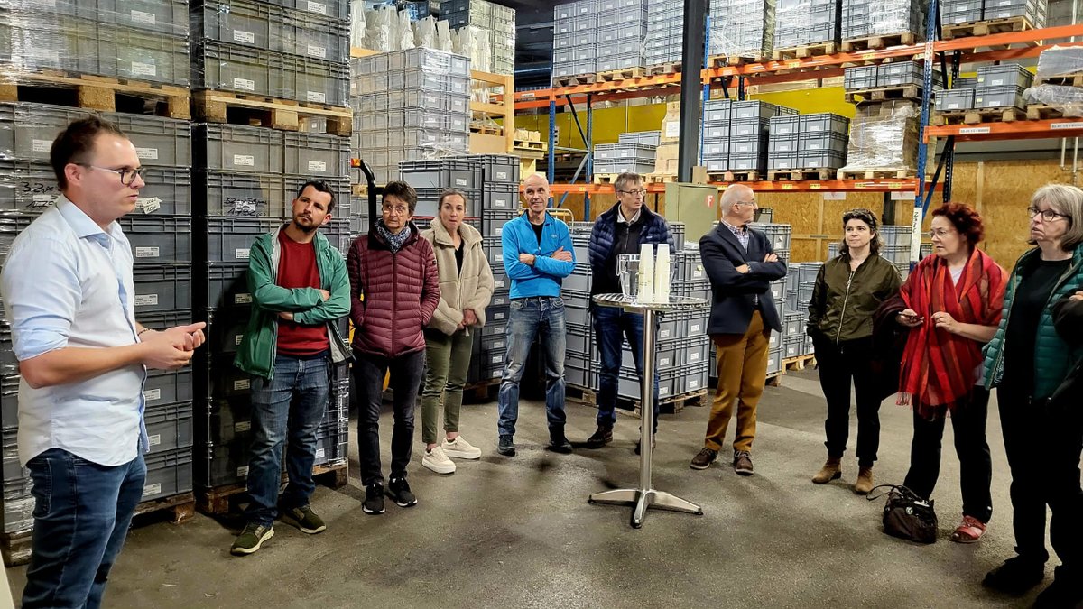 vertsvs's tweet photo. Visite inspirante chez Papival🌿🍽️📦
Hier les Vert·e·s ont été invités dans les locaux du géant valaisan de l'emballage de l'hygiène et de la vaisselle réutilisable.Chapeau bas à cette entreprise qui, avec audace et engagement, relève les défis écologiques de notre temps! https://t.co/ewIfPTmtvk