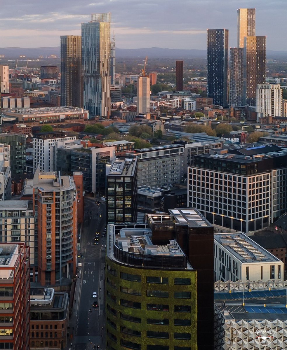 Bank holiday done right. We are loving the bright nights and warm sunsets. Ready for another fresh week across Manchester. 

Photo courtesy of @ Aeroflair (IG)

#thisismcr #thisismanchester #manchester #visitmanchester