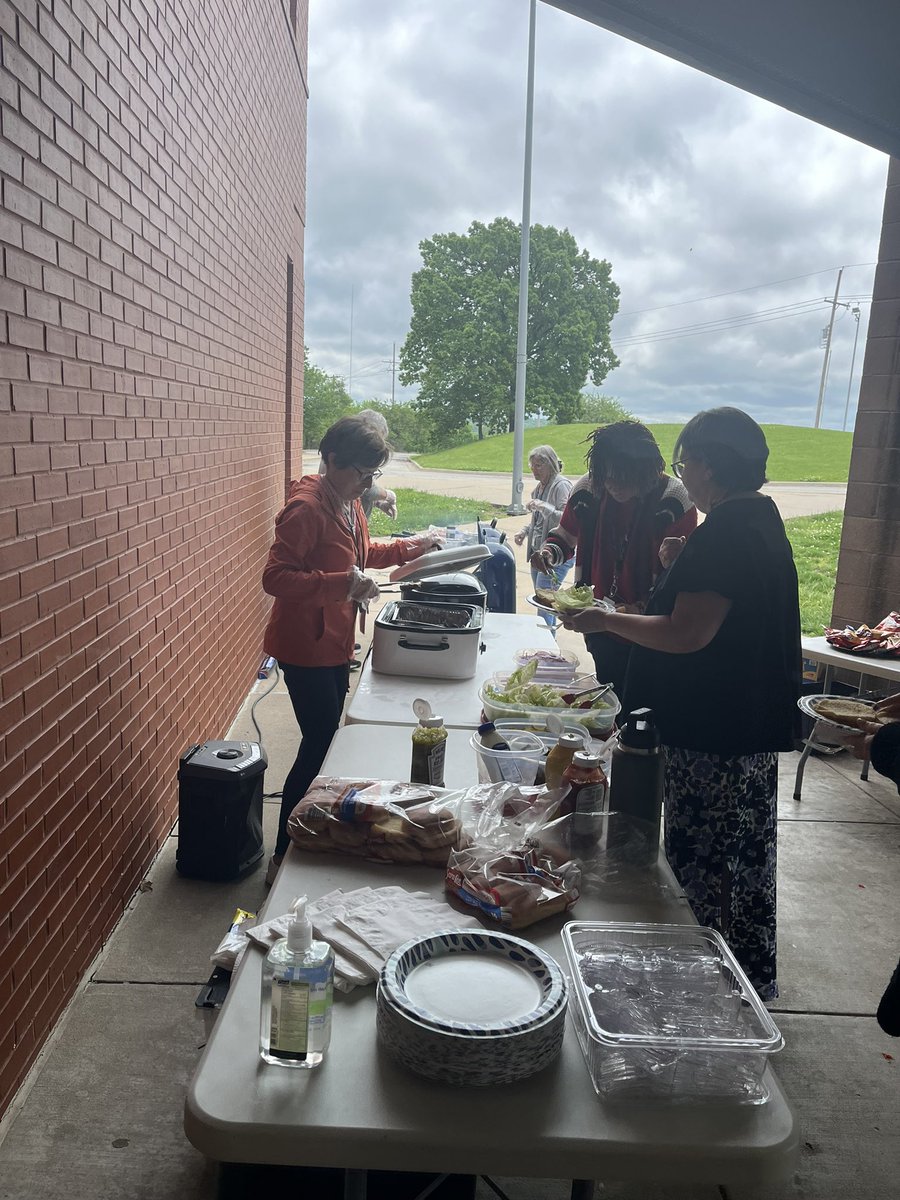 PeggyEverist (@meverist) on Twitter photo Staff appreciation week <a href="/KCPS_Rogers/">KCPS Rogers</a> started off with lunch from our community partners <a href="/umcresurrection/">Church of the Resurrection</a> Thank you for the grilled burgers, brats & hot dogs with all the fixings. You truly spoil us!! 🍔🌭 <a href="/kcpublicschools/">KCPS</a> #TeacherAppreciationWeek Staff appreciation week <a href="/KCPS_Rogers/">KCPS Rogers</a> started off with lunch from our community partners <a href="/umcresurrection/">Church of the Resurrection</a> Thank you for the grilled burgers, brats & hot dogs with all the fixings. You truly spoil us!! 🍔🌭 <a href="/kcpublicschools/">KCPS</a> #TeacherAppreciationWeek
