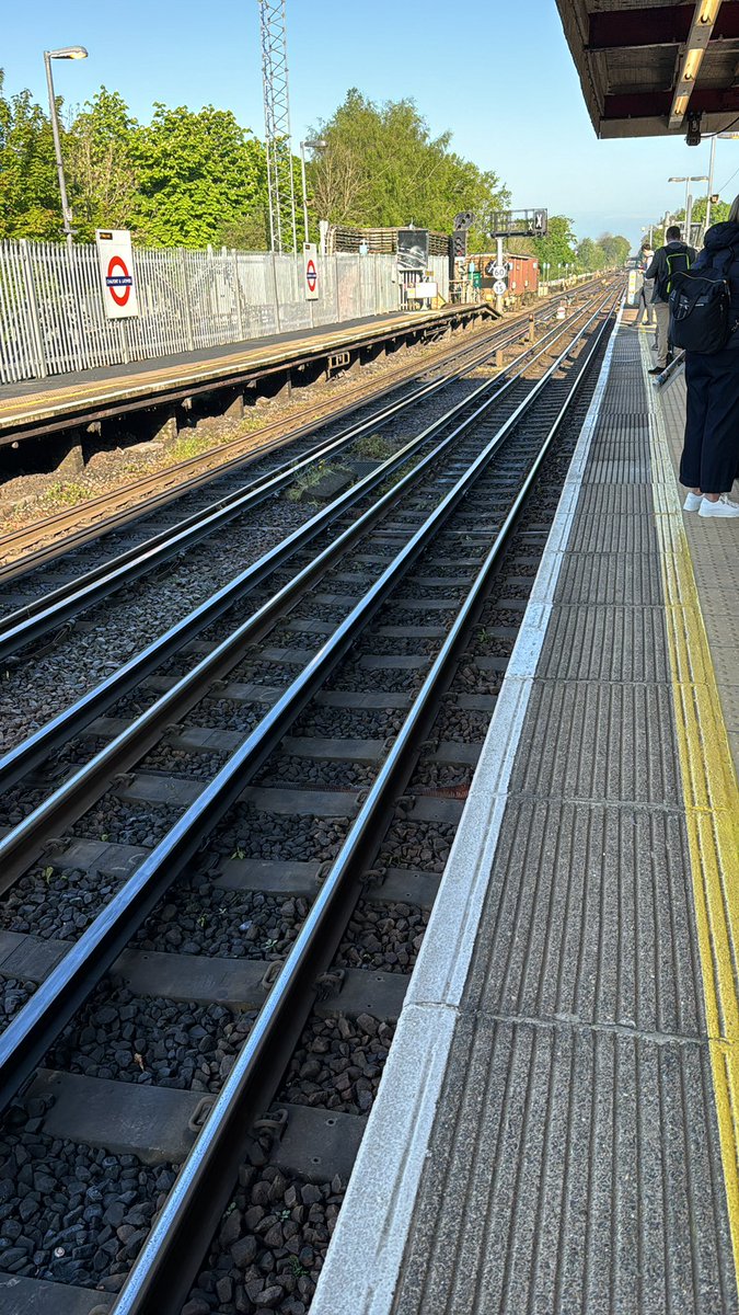 Trying to head to the @ftlive Future of the Car Summit, but the present of the train is failing… No service on the Met Line 🤷 Looks like the future of the car is bright, but public transport is 💩