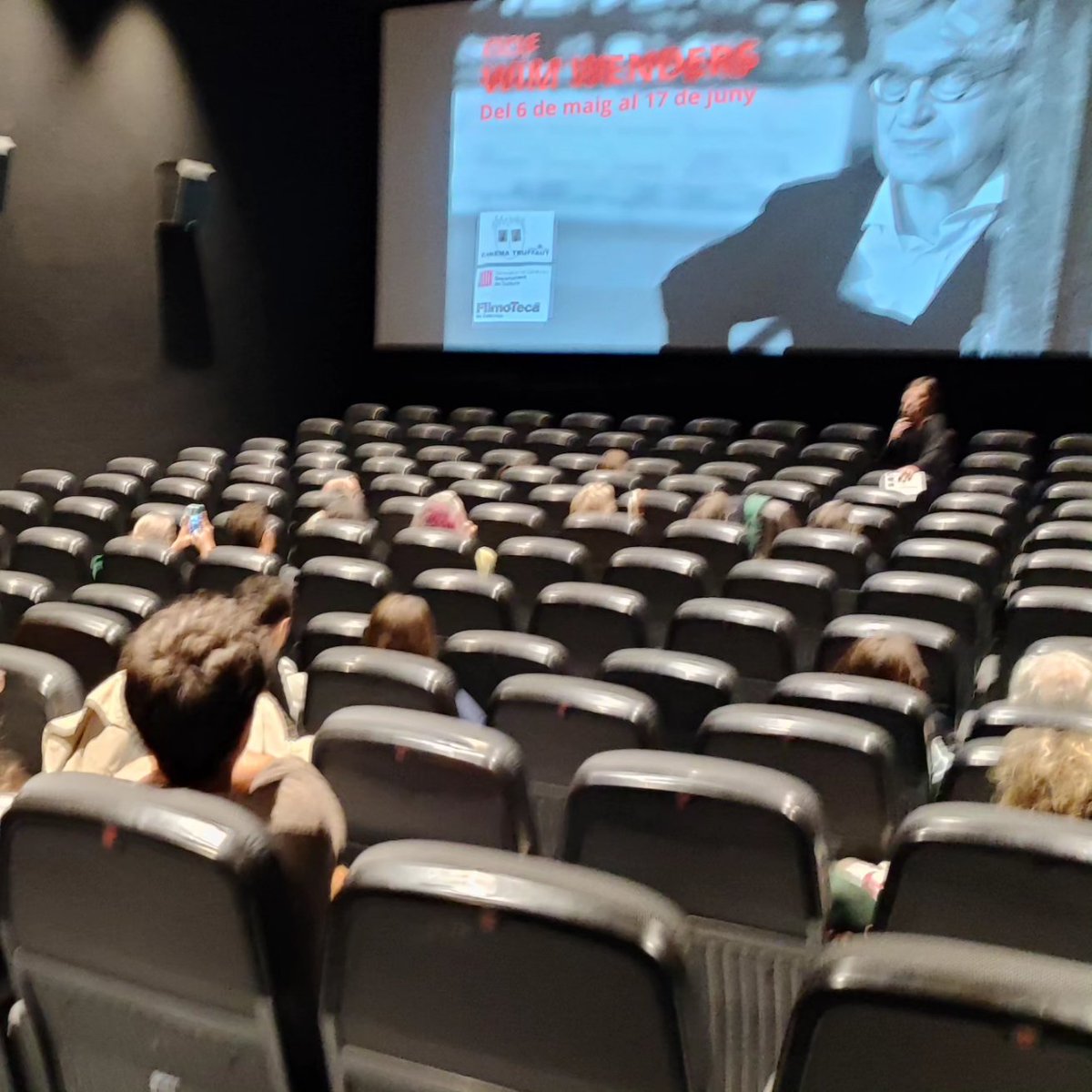 @Rojo_sobre_Rojo (Anna Bayó) ahir va presentar el cicle de la @filmotecacat dedicat a Wim Wenders en el @CinemaTruffaut amb la projecció de Alicia en las ciudades.