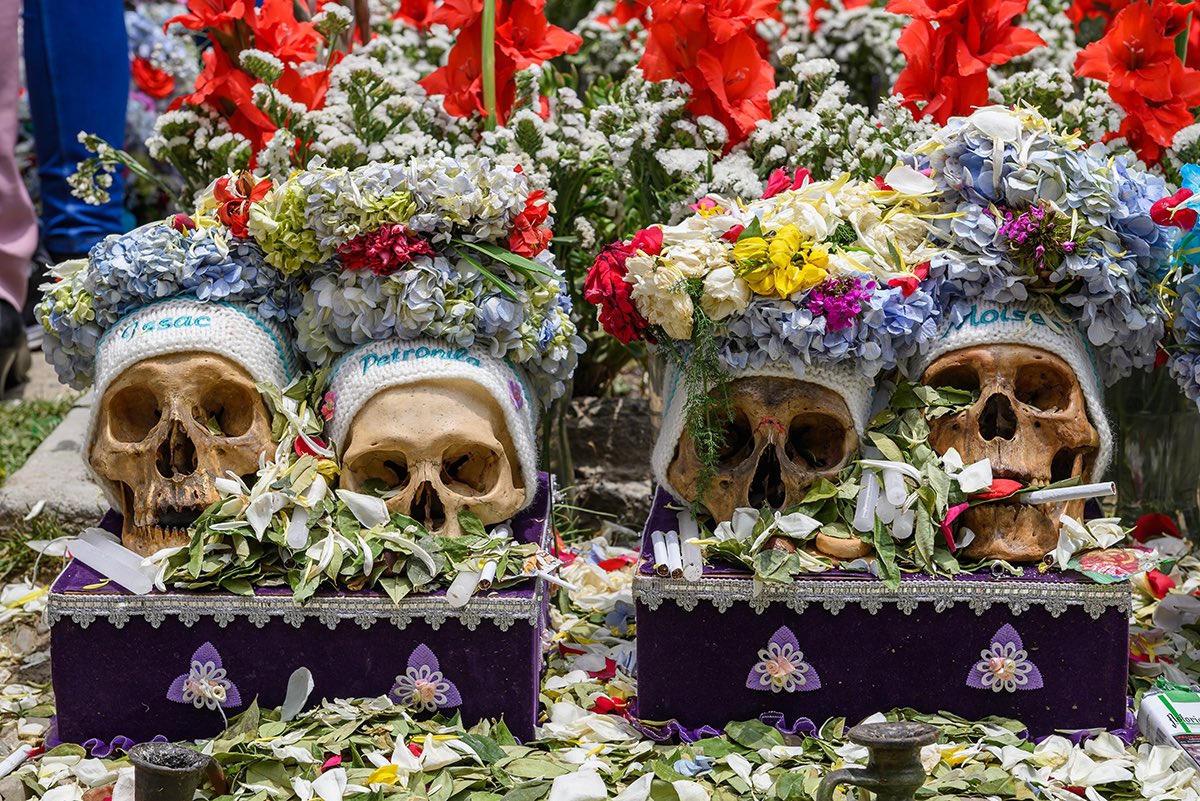 Bolivya’da koruyucu güçleri olduğuna inanılarak evlerde saklanan kafatasları, nam-ı diğer ñatita’lar… 🔹Her yıl Kurukafalar Günü’nde ñatita’lar evlerden çıkarılıp La Paz kentindeki Merkez Mezarlığı’na getiriliyor. Şapka ve gözlük güneşten korunmaları için. Sigara ise en yaygın…