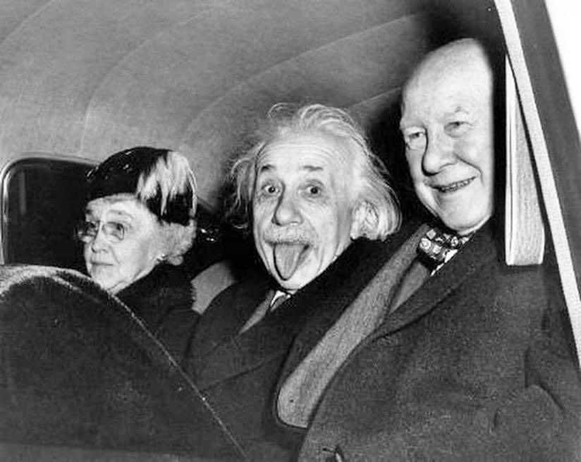 #fotografia Le fotografia piu iconiche e che hanno fatto la storia. Mi divertirò a mostrarvi le foto più famose, i grandi maestri e i loro scatti capolavori, quelli che li hanno resi immortali. Tutti conosciamo questa simpatica foto di Einstein scattata il 14 marzo 1951, in…
