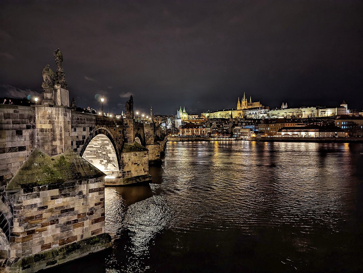 Noční Karlův most s Hradem jedinečným objektivem Vojtěcha Klimta #cfoto #Prague #Czechia
