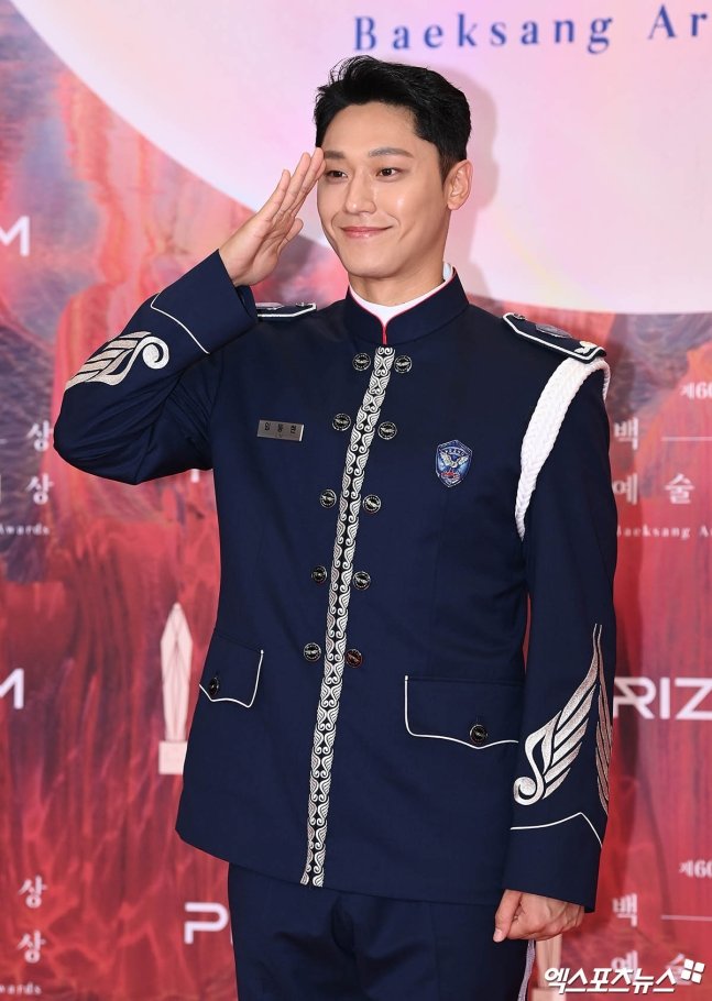 Lee Dohyun yang saat ini sedang wamil (masih menggunakan seragam) hadir di Baeksang arts Awards 2024