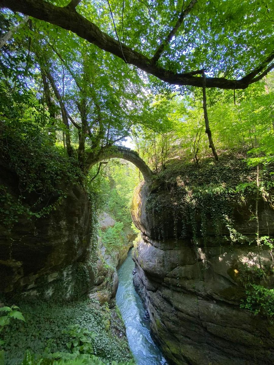 Artvin Borçka Alaca köyü Deviskel deresi üzerinde 10 yüzyılda yapıldığı düşünülen tarihi Banakna köprüsü. Çekim Soner Kara.