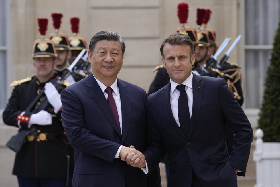 Paris’te kelime oyunları, gölge oyunları 

Macron’un “Moskova’da rejim değişikliği peşinde değiliz” lafına Şi Jinping tepinerek gülmediyse, terbiyesindendir. 

Şi de “Moskova’ya silah satmıyoruz” diyerek karşılık vermiş olmalı. 
Silah satmasına zaten gerek yok.  

Foto: Hiç…