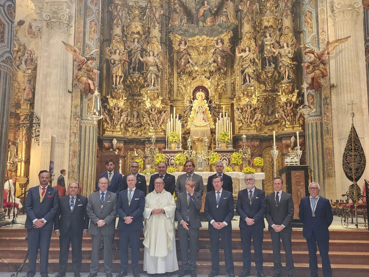 REPRESENTACIONES. El pasado domingo, nuestro Hermano Mayor acompañó a nuestra querida @HdadRociodeSev a su Función Principal de Instituto en Honor a Nuestra Madre del Rocío.. Nuestra más sincera enhorabuena a tod@s l@s Herman@s, y por la siempre cálida acogida.