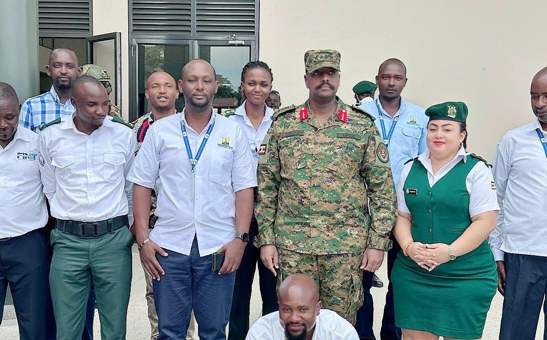 Earlier yesterday, Gen. Muhoozi Kainerugaba, CDF of Uganda's armed forces had an interaction with immigration officers at Mpondwe border in Kasese. Glad to notice @ArafatBwambalem (dressed in Kitenge ) , one of our long time farmers mobilizer & supporter of Gen. @mkainerugaba .