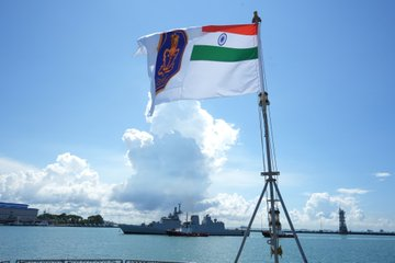 #IndianNavy #BridgesOfFriendship 🇮🇳भारतीय नौसेना के जहाज INS Delhi, INS Shakti और INS Kiltan 06 मई को सिंगापुर पहुँचे। #Singapore ⚓️यह यात्रा भारतीय नौसेना के पूर्वी बेड़े के ऑपरेशन तैनाती का हिस्सा है | #SouthChinaSea #TheSunriseFleet | #MaritimePartnership | @PIBHindi