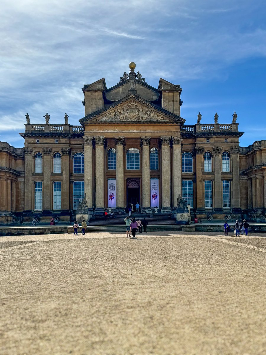 Few better views than standing in the courtyard of @BlenheimPalace and gazing at the magnificent architecture.