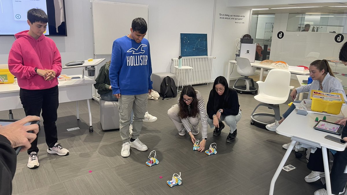 maprats's tweet photo. A l’optativa #UDTIC @BlanquernaFPCEE @uramonllull l’alumnat exposa a la resta de companys els seus projectes de treball en forma de taller. Ara toca pensament computacional i robòtica de la mà de @LEGO_Education cc @jordisll @x_avila @elenaojando https://t.co/v24sX9yzeN