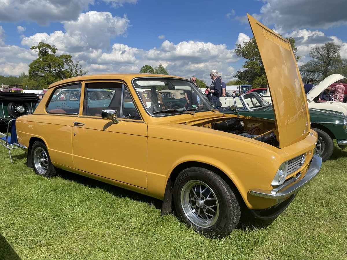 72Chip's tweet image. I might have posted this before a few years back but this 1971 Triumph Toledo looks great sitting on Dolomite Sprint alloys. #TriumphTuesday #Triumph