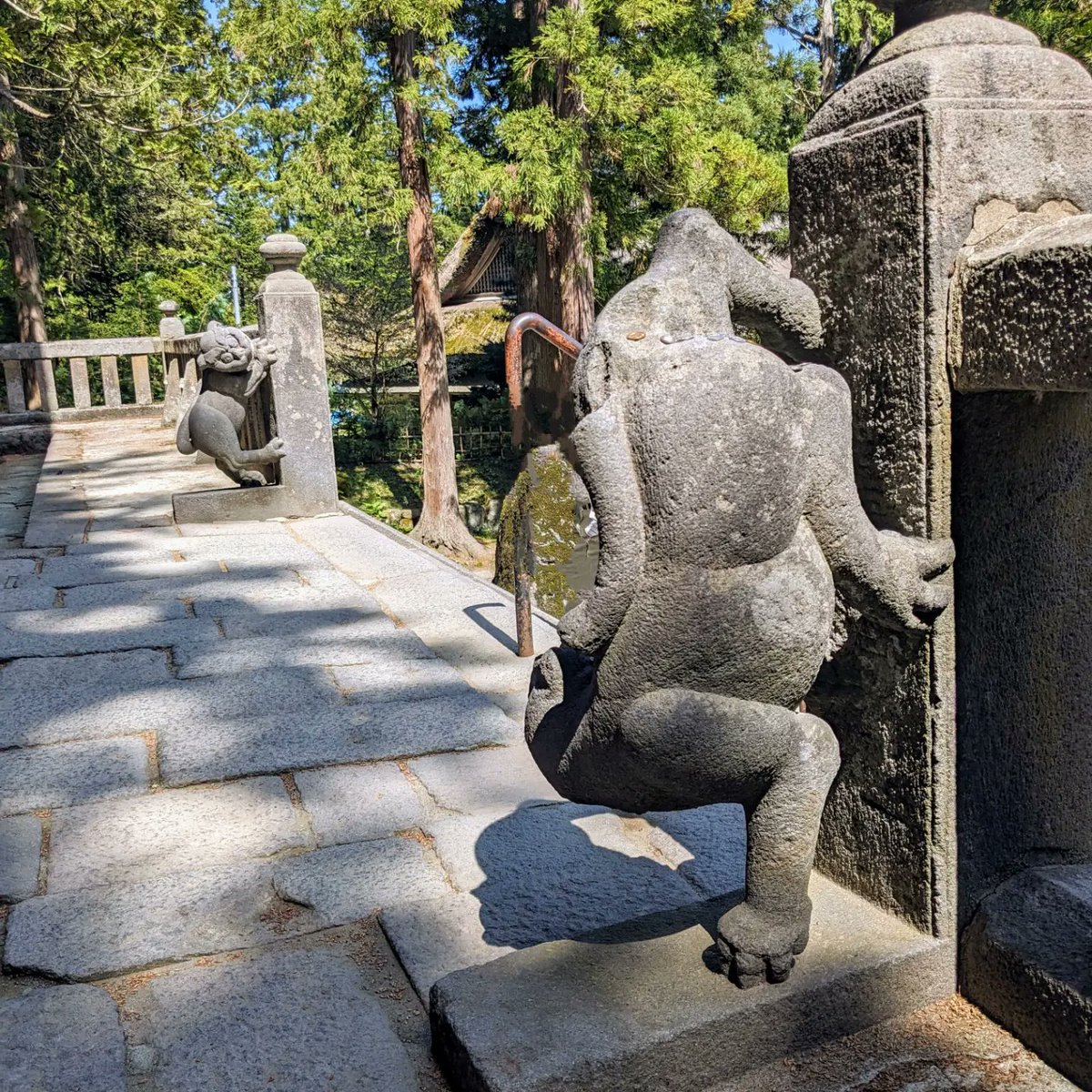 何度来ても側を離れがたく、人目を気にせずイチャイチャしてきた😍😘😚🤣(笑) ⁡ #岩木山神社 #玉垣狛犬 #狛犬 #狛犬めぐる