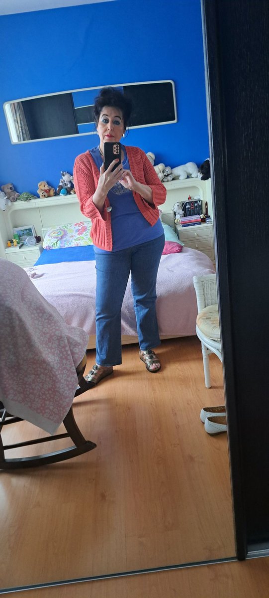 #thuiswacht #ordevandedag #homeoutfit #outfitoftheday #Blue #stillfeelingblue #blueitis 
#Cassis #jeanswasfrommom