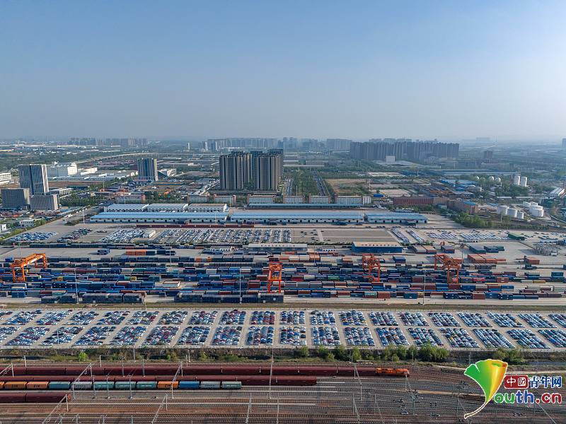 On May 6th, 2024, in Zhengzhou, an aerial view of the China #Railway United Zhengzhou Central Station (Zhengzhou International Inland Port Container Yard) shows a busy yet orderly scene. This is the starting and terminal station for the China-Europe Railway #Express (Zhengzhou).…