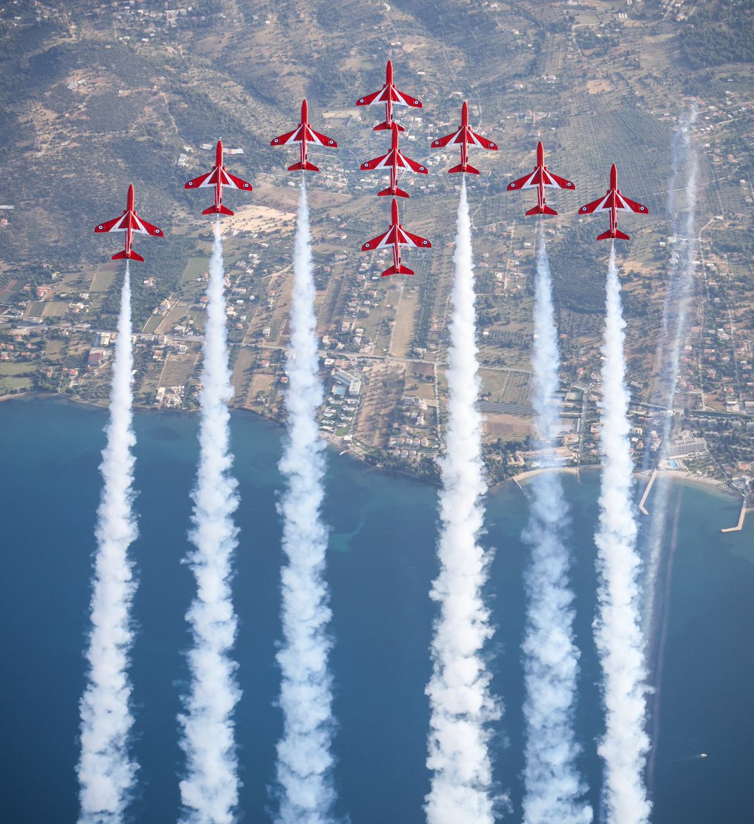 Top of the loop - all of the jets seen together during a pre-season training sortie in Greece. #RedArrows 📸 Cpl Phil Dye