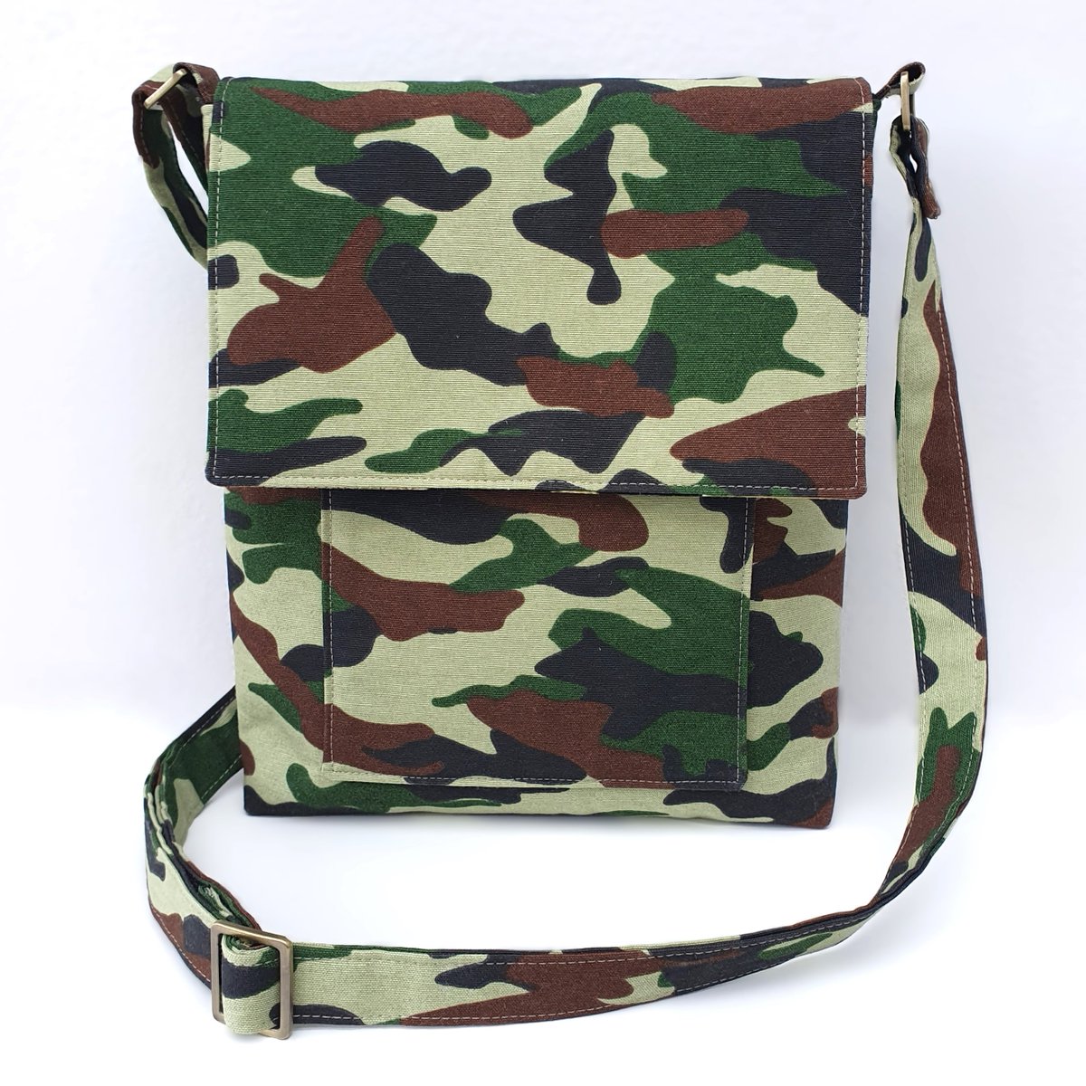 #MHHSBD 𝗣𝗲𝗿𝗳𝗲𝗰𝘁 𝗳𝗼𝗿 𝗙𝗮𝘁𝗵𝗲𝗿'𝘀 𝗗𝗮𝘆 A rather unique crossbody bag that would be fabulous to take on a fishing trip. Loads of room inside for all your essentials and sandwiches and nobody else will have one the same! It's in my Etsy shop - link in comments🥪🐟