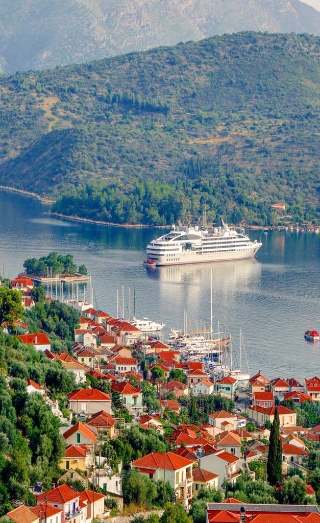 Μια καλημέρα🌄 το αγνάντεμα της ανατολής στην Ιθάκη κάνουν τα πρωϊνά μας☕🥤 παραδεισένια ενώ ανάμεσα στα βουνά και τα κουκλόσπιτα 🏡το πλοίο με ρότα παίρνει 🚢τα κουρασμένα μας όνειρα να τα πνίξει στο βυθό της θάλασσας 🌊 Καλημέρα 🔆G morning ITHACA GREECE