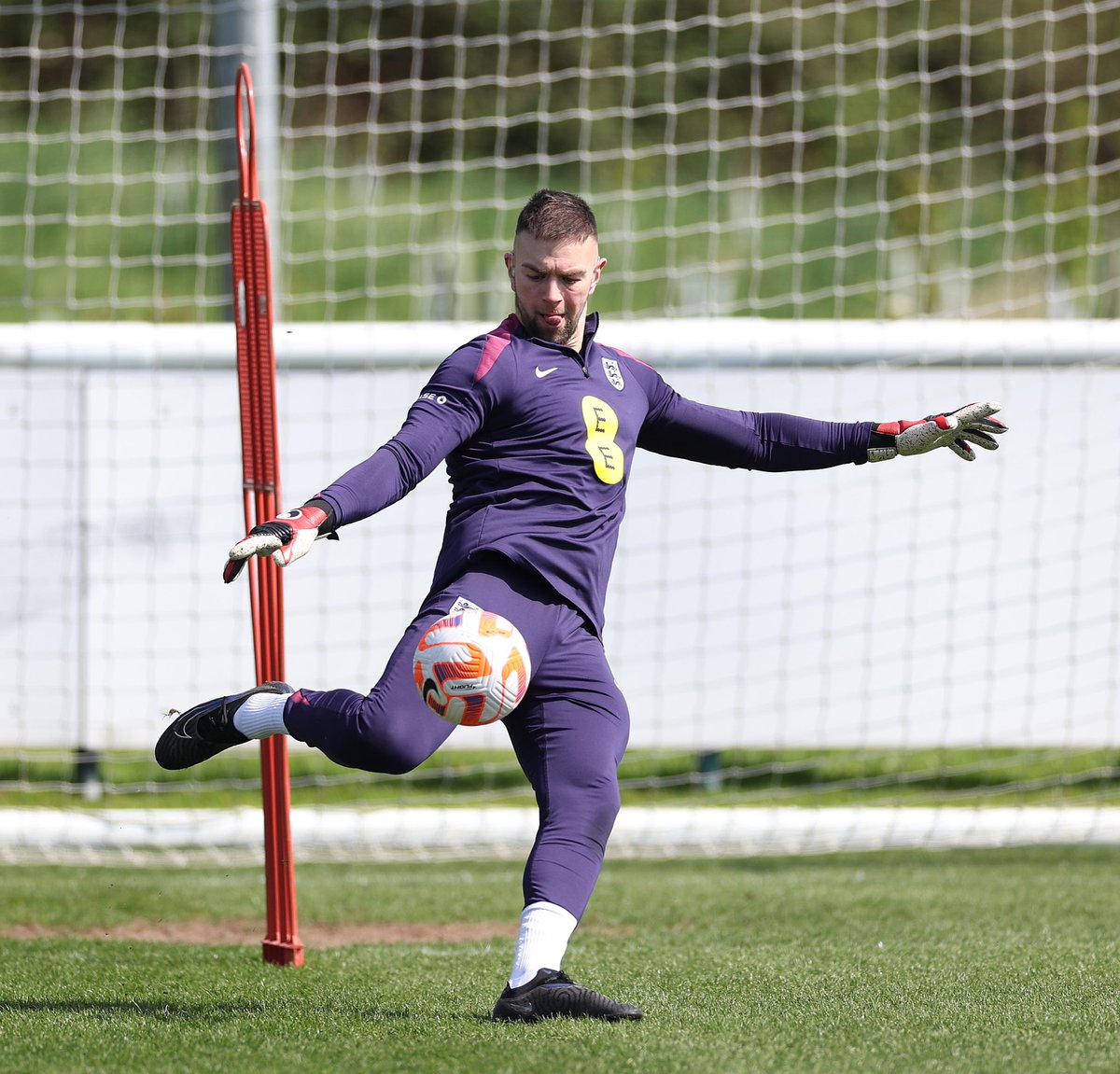 Can’t just be me that pulls silly faces in goal? - Another training camp for @England ticked off. Mentally & physically in a good place. Euros in 2 weeks 🏴󠁧󠁢󠁥󠁮󠁧󠁿