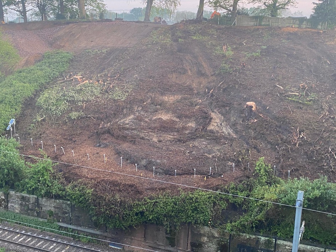 ⚠️ Owing to a landslip, one of the four lines between Reading and London Paddington is closed. 👷Our engineers are on site and we will reopen the line as soon as it's safe to do so. ℹ️ Fewer trains are running, so please check before you travel @nationalrailenq