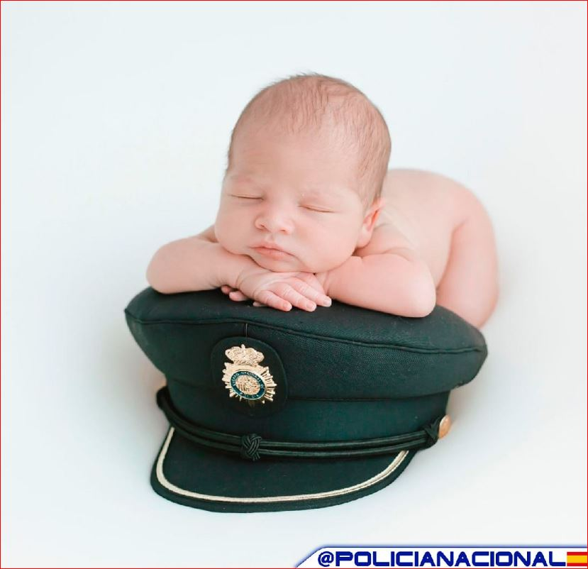 A veces, como suele decirse, una imagen vale más que mil palabras Que descanséis, os dejamos con este bebé que quizás algún día se convierta en un agente de @policia 🩵 #BuenasNochesATodos