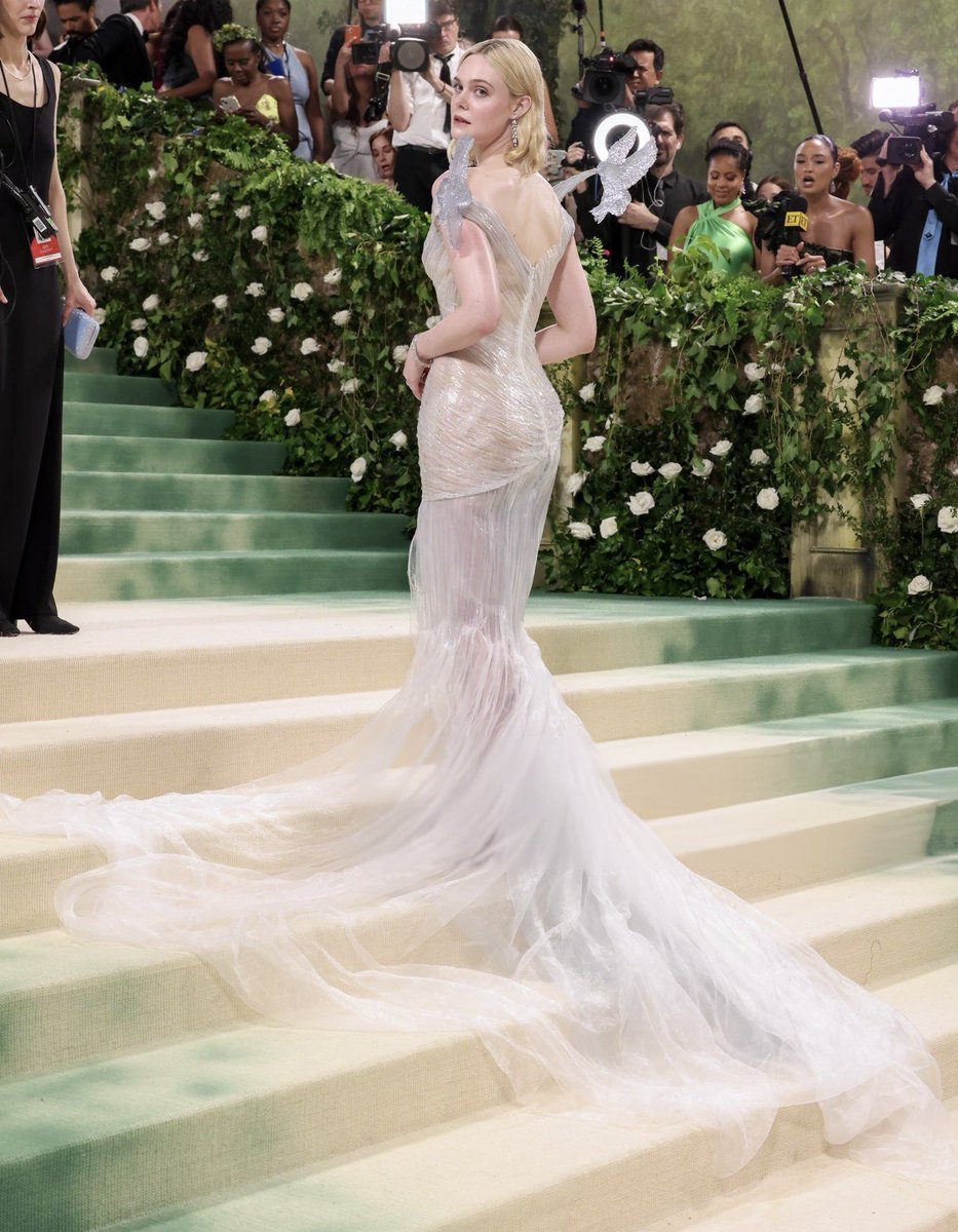 Elle Fanning’s look is an organza dress covered in resin. Many mentioned ice and themes around the ice flowers & fragility. But as I first suspected upon seeing the look earlier-and Balmain has now revealed, they were going for an illusion glass effect + fairytale inspiration.🕊️