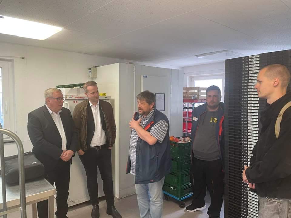 Andreas Steppuhn (@andreassteppuhn) on Twitter photo Besuch bei der Tafel Stuttgart-Feuerbach. Eine ganz besondere Tafel. Sie wird überwiegend von Menschen mit Beeinträchtigungen betrieben. Ein wichtiger Beitrag zur Inklusion in unserer Gesellschaft. Danke an den Tafel-Leiter Bernd Kraus für die Einblicke. <a href="/Tafel_DE/">Tafel Deutschland e.V.</a> Besuch bei der Tafel Stuttgart-Feuerbach. Eine ganz besondere Tafel. Sie wird überwiegend von Menschen mit Beeinträchtigungen betrieben. Ein wichtiger Beitrag zur Inklusion in unserer Gesellschaft. Danke an den Tafel-Leiter Bernd Kraus für die Einblicke. <a href="/Tafel_DE/">Tafel Deutschland e.V.</a>