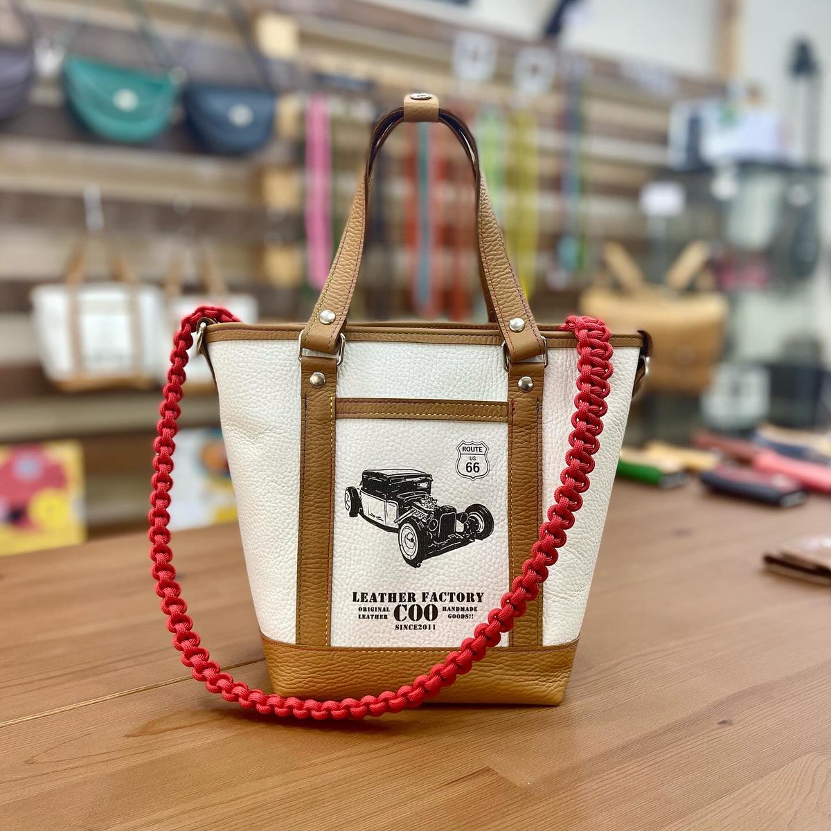 casasoleil's tweet photo. レザーファクトリーCoo様(@leather_factory_coo )の店舗にて販売していただける事になりました😭✨
記念すべきカーサ・ソレイユ委託販売第一号店になります🌈

一つ一つ丁寧に編み上げた商品を是非見に来てください😌✨ https://t.co/huMEkM4IMG