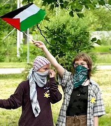 Das ist an Abscheulichkeit kaum mehr zu überbieten: Pro-palästinensische Aktivisten störten den «Marsch der Lebenden», einen Schweigezug vom Konzentrationslager Auschwitz zum Vernichtungslager Birkenau. Wer solche Aktionen mitträgt, ist ein Antisemit.