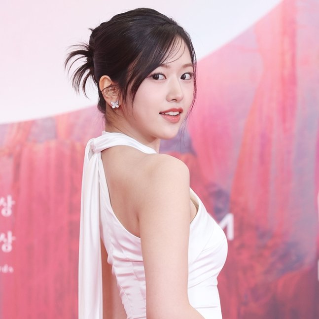 #IVE's #AhnYuJin at the #60thBaeksangArtsAwards red carpet.

#안유진 #백상예술대상 #BaeksangArtsAwards2024