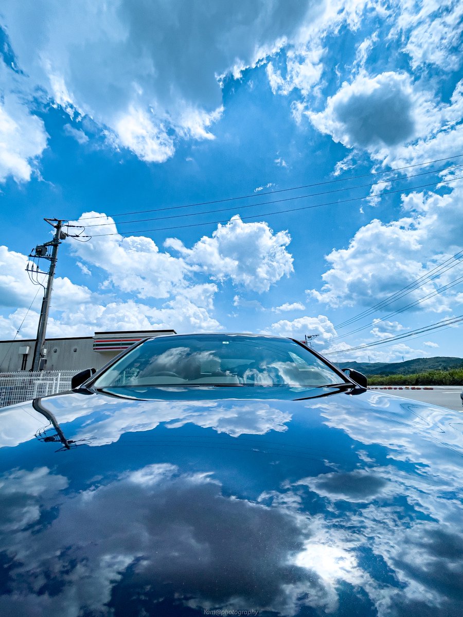 青空をペイントした車