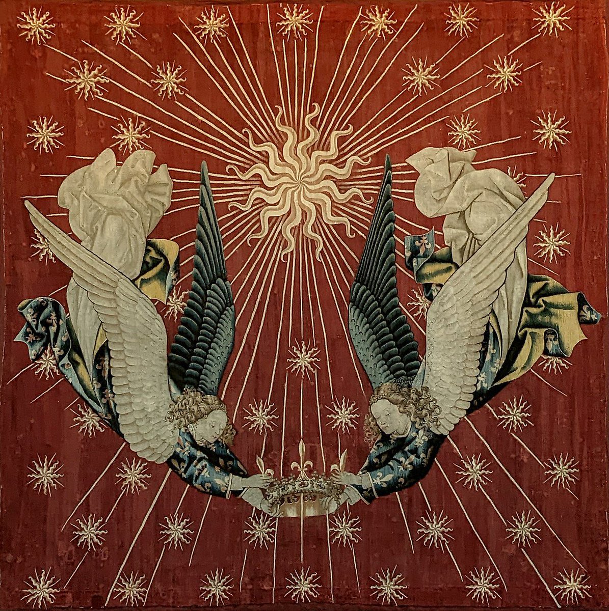Le dais de Charles VII est une tapisserie exécutée vers 1430, autrefois placée au dessus du trône du roi de France. Conservé au Musée du Louvre, il est actuellement présenté jusqu’au 16 juin 2024 dans l’exposition temporaire consacrée aux arts sous Charles VII au musée de Cluny.