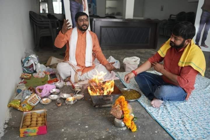 iAshwani_Sharma's tweet photo. फोटो में दिखाई दे रहे ब्राह्मण को सम्भवतः आप ना पहचानते हों पर कंधे पर पीला वस्त्र रखे यजमान को पहचानते होंगे। अगर नहीं पहचान पा रहे हैं तो जूम करके देखिये 

धर्म को अफीम बताने और ब्राह्मणवाद से आजादी मांगने वाले कामपंथी टुकड़े टुकड़े गिरोह का सरगना कन्हैया कुमार ...

कामपंथियों की दोहरी जिंदगी होती है दुनियाँ को दिखाने के लिए और और वास्तव में कुछ और मतलब पैदायशी दोगले 😳

#आनंदम #मुसाफ़िर
